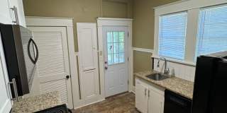 Super cute and close to Querbes Park.... Super cute and close to Querbes Park.... Gallery 5