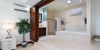Wailupe Seaside Haven: Beachfront Luxury Home w/ Infinity Pool & City Proximity Gallery 17