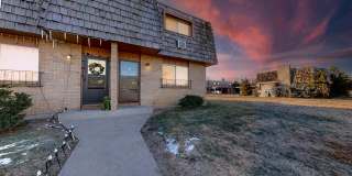 Updated 2 Bed Townhouse w/ Utilities Included! Gallery 3