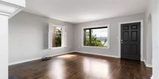 Historic Laurelhurst Home ~ Quiet Neighborhood~ Stunning Water View! 4 Mins to U Village/UW Historic Laurelhurst Home ~ Quiet Neighborhood~ Stunning Water View! 4 Mins to U Village/UW Gallery 13