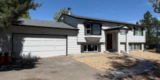 Charming 4‑Bed Retreat on 2 Acres with Barn & Garage Gallery 1