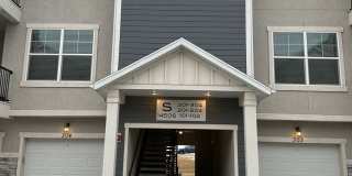 Bright and Modern 3 Bed Condo in Prime Location with Pool & Clubhouse!! Gallery 1