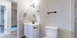 Updated 2 Bed Townhouse w/ Utilities Included! Gallery 17