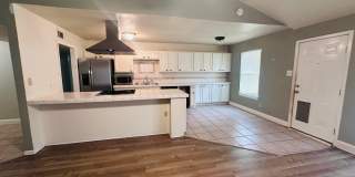 Beautiful Southside 3BR Home | Vaulted Ceilings | Fireplace | Refrigerator Included | Covered Patio Gallery 6