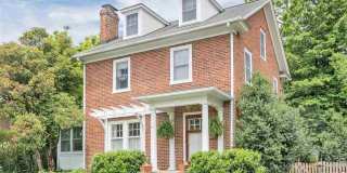 Charming & Pet-Friendly Downtown Gem Gallery 1