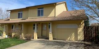 Completely renovated 3 Bed, 2.5 Bath Townhouse in McMinnville- Pets on Approval, Landscaping Included Gallery 1