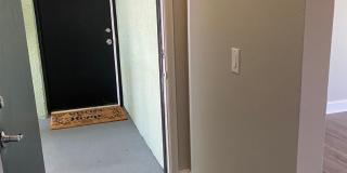 Great 2/2 condo in Pershing point Lake view  with updated Flooring Gallery 3