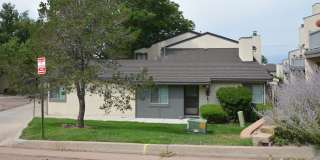 Townhome - 2 bedrooms, 1 bathroom & 1 car garage - NO A/C! NO PETS ALLOWED! Gallery 1