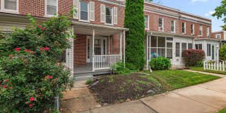 FIRST MONTH RENT FREE** Renovated Row Home (new kitchen/floors & paint) located in Rose Tree Media SD! Deck, Private yard, Central Air! Gallery 1