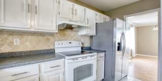 Lovely 2 bed 1.5 bat Condo is quiet Stamford Neighborhood Gallery 4