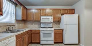 2 Bed Jack & Jill Bathroom  2 Car Garage With Office In The Heart of Yukon! Gallery 16