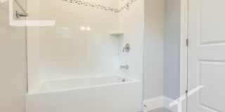 Fantastic, Newly renovated 4-bd/2 ba with Laundry Gallery 16