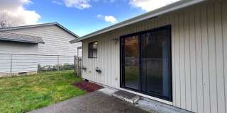 Charming 2 Bedroom Duplex with Spacious Yard in Gresham! Gallery 13
