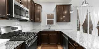 Light-Filled 4-Bd/4.5-Bath Townhome in Desirable Englewood! Available NOW! Gallery 1