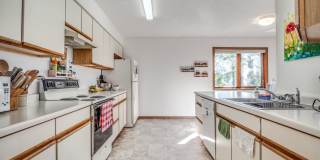 Spacious 5 Bedroom, 2 Bathroom Unit - Close to Campus! Gallery 6