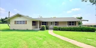Spacious 4-Bedroom Home in Lampasas – Room to Live, Work & Play! Gallery 1