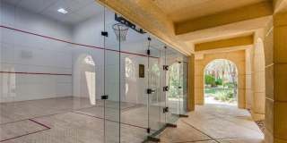 Great opportunity condo in a highly desirable central Las Vegas location Gallery 35
