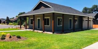 Newer Home Built 2020~ Walking distance to Eagle Point Golf Course! Gallery 1