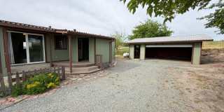Secluded country home w/ 2-car garage Gallery 1