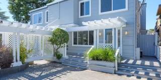 STUNNING UPDATED TOWNHOUSE HOME IN SIDE BY SIDE DUPLEX PROPERTY ON THE WATER Gallery 1