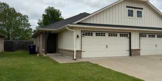 2 Bedroom 2 Bath Duplex Close to Tinker AFB with 2 Car Garage - Lawn Care Included! Gallery 1