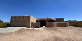 Gorgeous Fully Furnished rental on 1 acre, flexible lease term Gallery 1