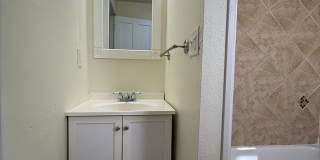 Updated 4BR / 2 Bath Home with off-street parking! Gallery 19