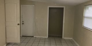 Nice 4-2 House with Central AC & Backyard Gallery 9