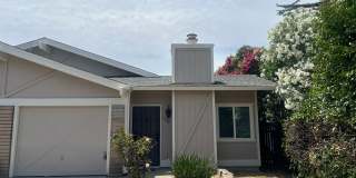 BEAUTIFULLY REMODELED 3 BEDROOM DUPLEX!! Gallery 1