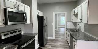 2 Bedroom Home with Fenced in Backyard! Gallery 7