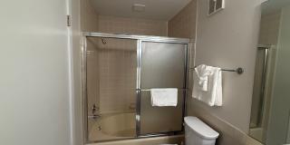 Short-mid term housing, furnished condo 2 bed/2 bath walking distance to Pearl St., CU and close to Hiking and Biking Gallery 27