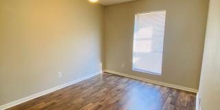 3 bed/1.5 bath townhome right off of I-49 Gallery 11
