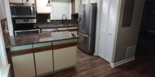 Spacious 3 bedroom townhome close to UK! Gallery 4
