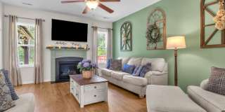 4 bedroom 2.5 bathroom home close to beaches, shopping, and Marine Corps Bases. Gallery 24