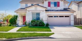 4 Bedroom Home Corner Lot ~ 1 bedroom on 1st evel ~ 3 Full Bathrooms Gallery 1