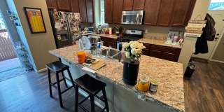 Modern & Light-Filled Home in Central Park – Prime Location Gallery 6