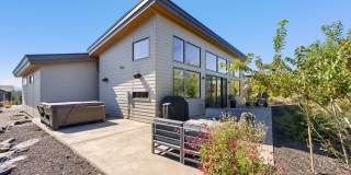 Fully Furnished 4-Bedroom Tetherow Home | Hot Tub + Home Services Included Gallery 32