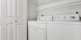 Bright End-Unit Townhome Across from Edmonds College Gallery 10