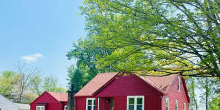 4 bed/3.5 bath, half acre lot, 100 yards from Memorial Stadium! Gallery 19