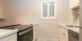 Pacific Heights: 2140 Lyon St. - Remodeled Garden Apartment w/ Shared Patio One Block from the Presidio Gallery 9