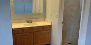 East- 3 bedroom/ 2 bathroom home with sparkling pool! Gallery 34