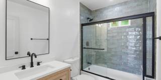 Beautiful modern 3 Bed + 3 Bath House + Pool + Garage Gallery 22