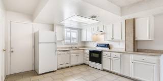 ADORABLE TOWN HOME with BALCONY and a GREAT SIZE PATIO/"BACKYARD" Gallery 9