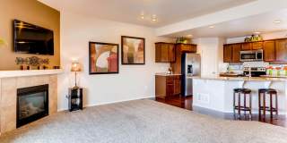 Beautiful 3 bedroom townhouse in gated community available! Gallery 6