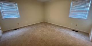 Spacious 4 Bedroom near Guilford College Gallery 18