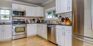 Trailside Living: 5BR Home Steps from Sanitas & Pearl Street Gallery 1