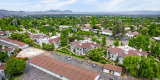 2 Bedroom Condo for Rent in Redding CA | Pool, Spa, Fireplace, Balcony Gallery 12