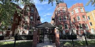 HALF MONTH FREE! Beautiful 2 Bed / 2 Bath Condo | In-Unit Laundry | Rogers Park | Move In by 10/1! Gallery 1