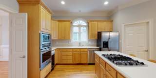 Stunning Brick Home in Cotswold in Quiet cul-de-sac Gallery 4