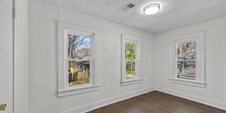 Charming 3 Bed, 2 Bath Midtown Home with Huge Fenced Backyard! Gallery 10